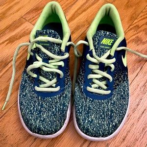 Kids Nike Shoes size 4